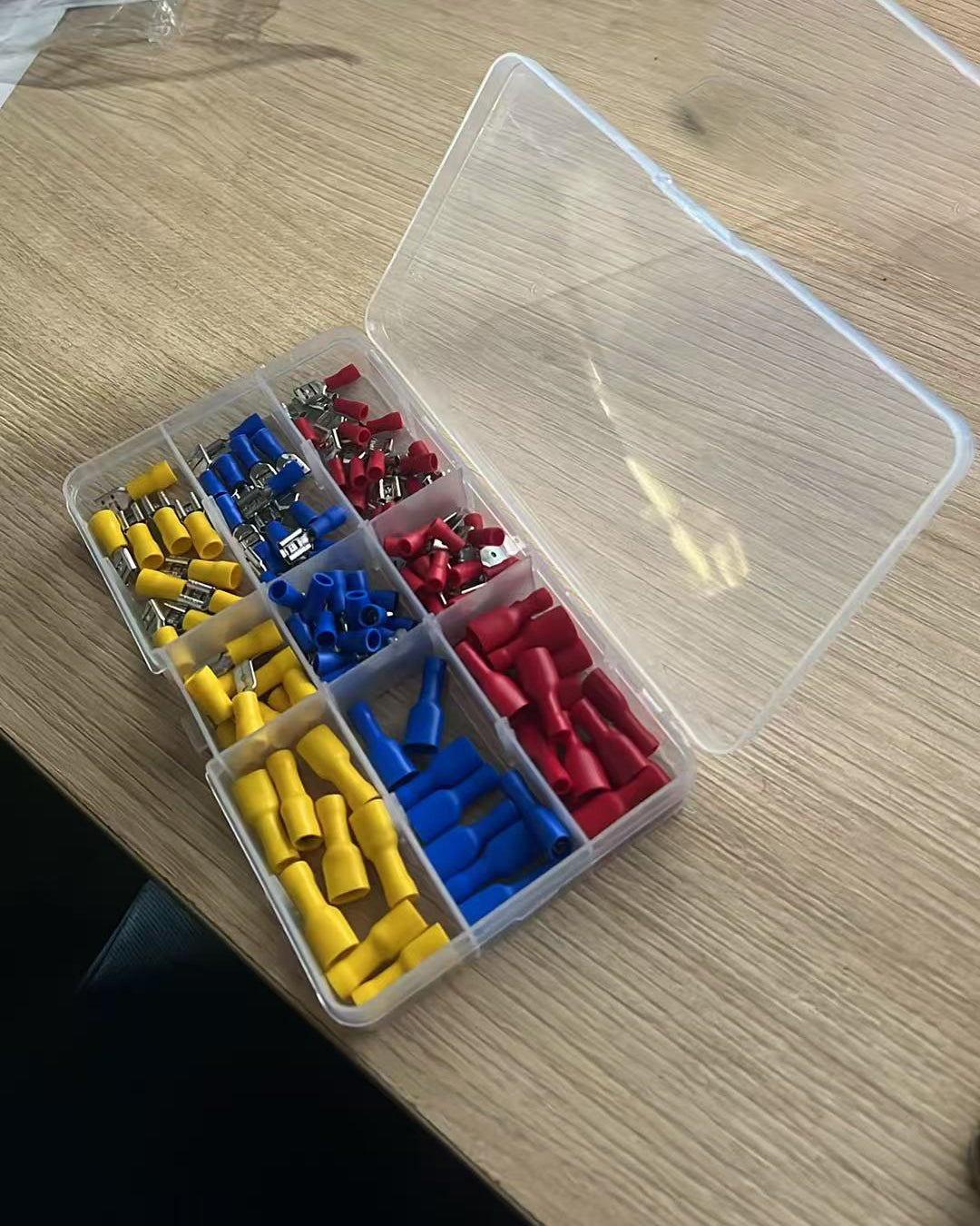 122PCS Insulated Wire Crimp Terminal Kit Female Spade Connectors 6.3mm Red Blue yellow