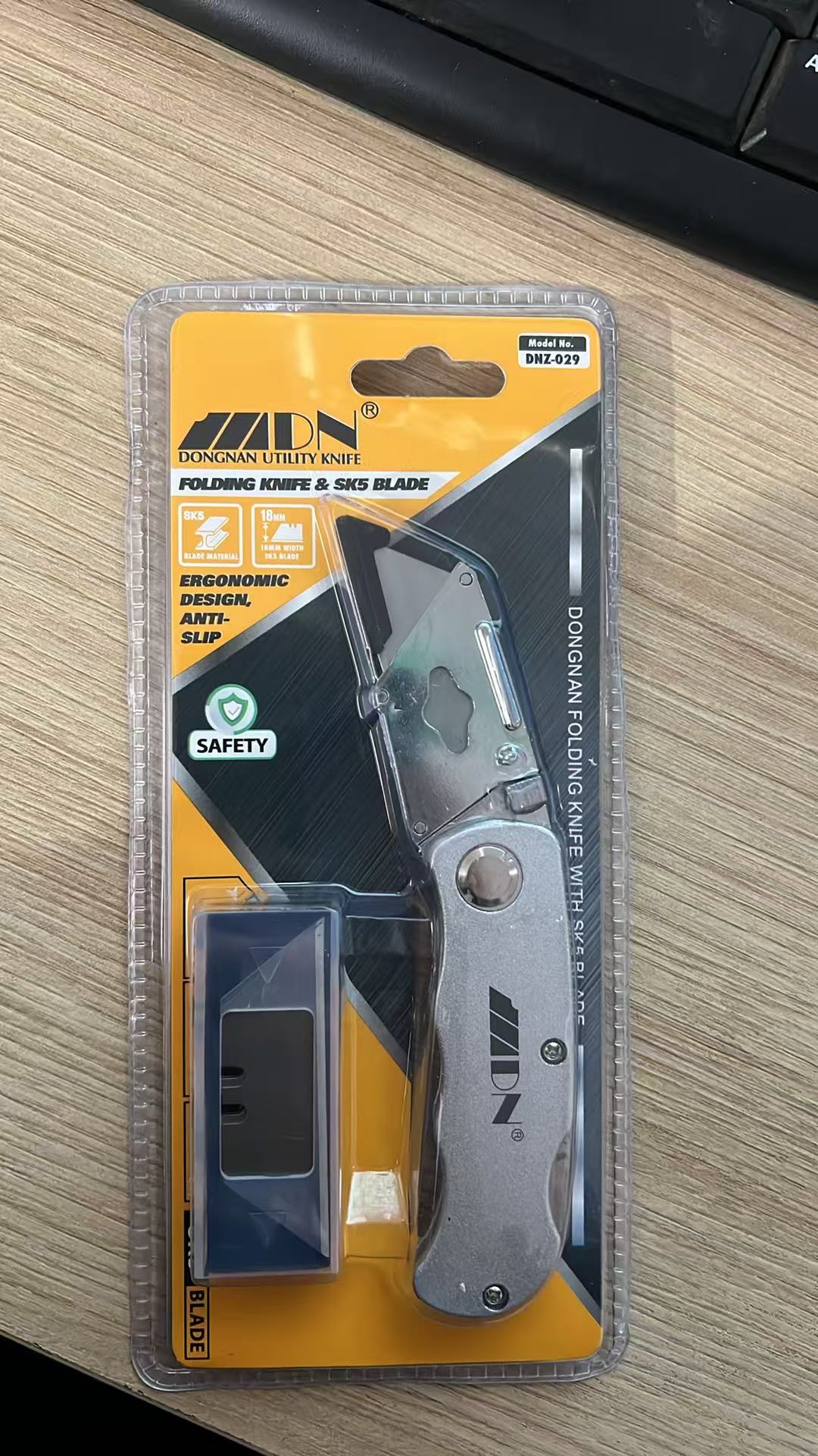 Silver Folding Utility Knife with 5 Replacement Blades, Retractable Safety Box Cutter for Cardboard, Carpet, Plastic, Rope, Warehouse & DIY Use