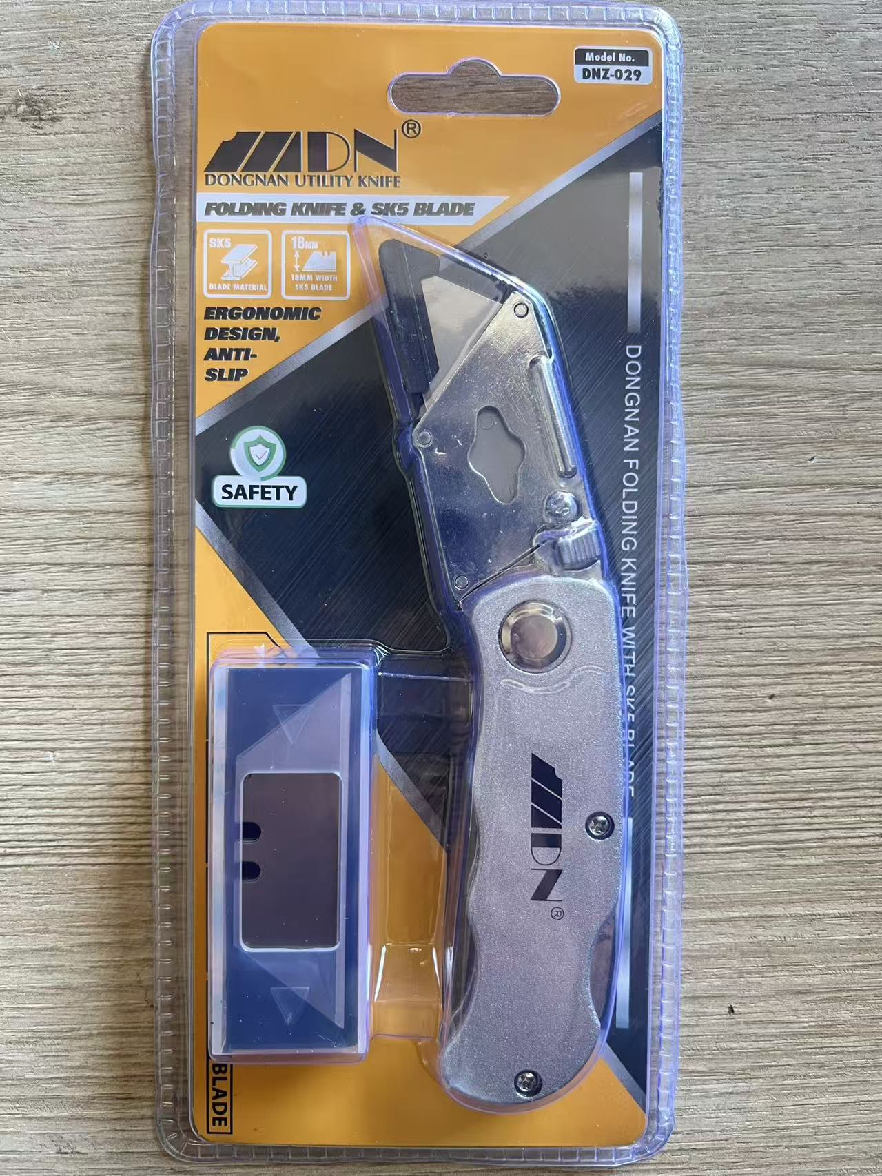Silver Folding Utility Knife with 5 Replacement Blades, Retractable Safety Box Cutter for Cardboard, Carpet, Plastic, Rope, Warehouse & DIY Use